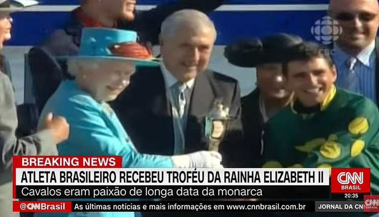 O jóquei paulista Eurico Silva recebeu o troféu de campeão de turfe das mãos de Elizabeth II