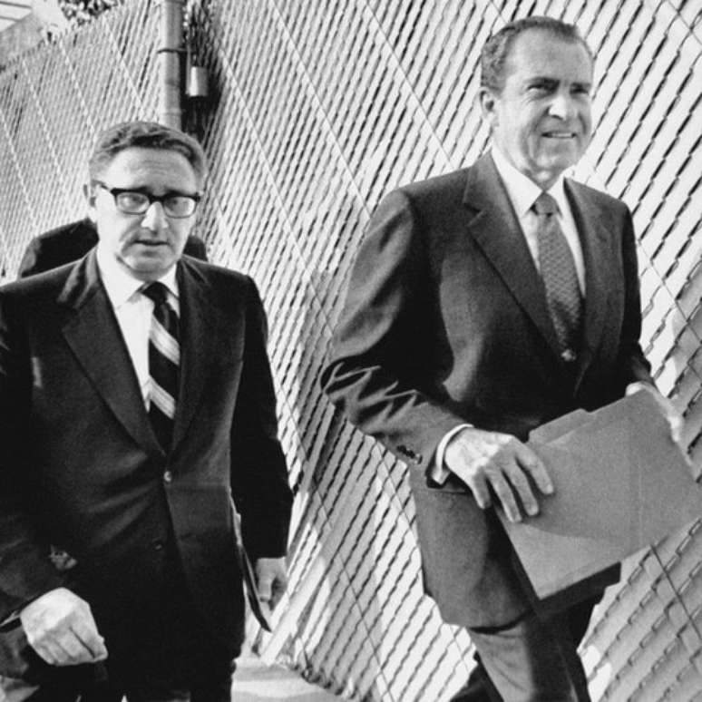 Henry Kissinger (à esquerda) foi um dos assessores de Nixon encarregados de recompor as relações com os aliados dos Estados Unidos