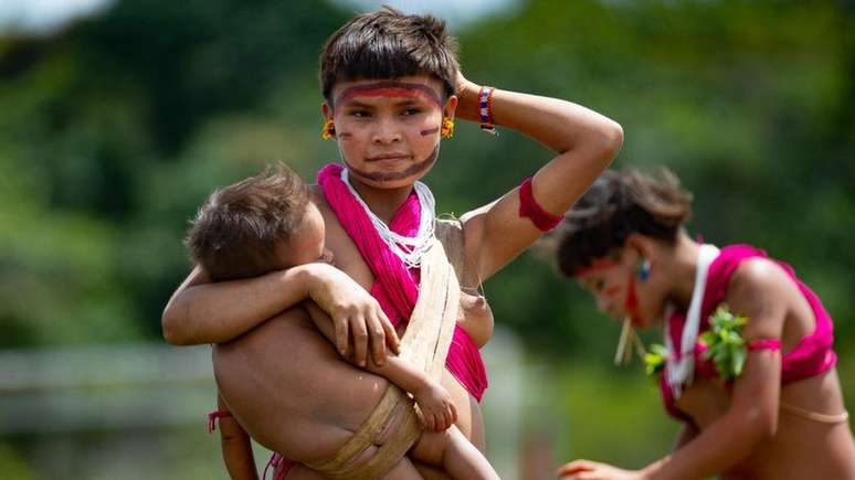 Entre os yanomami, existia antigamente o costume violento da 'captura de noivas' em grupos vizinhos