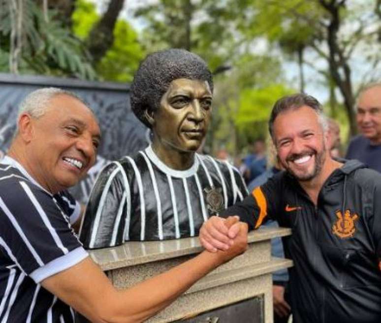 Herói Vicente na inauguração do busto para o ídolo corintiano Basílio (Foto: Reprodução / Instagram)