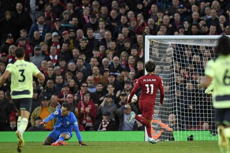 Salah chega a 200 gols pela Premier League em vitória do Liverpool