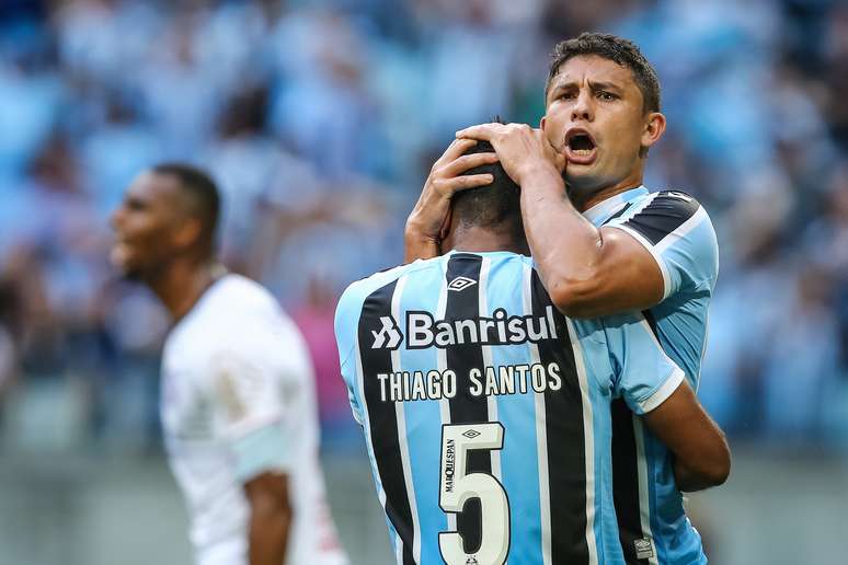 Thiago Santos, do Grêmio, comemora seu gol com Elkeson durante partida contra o Bahia pelo campeonato Brasileiro série B