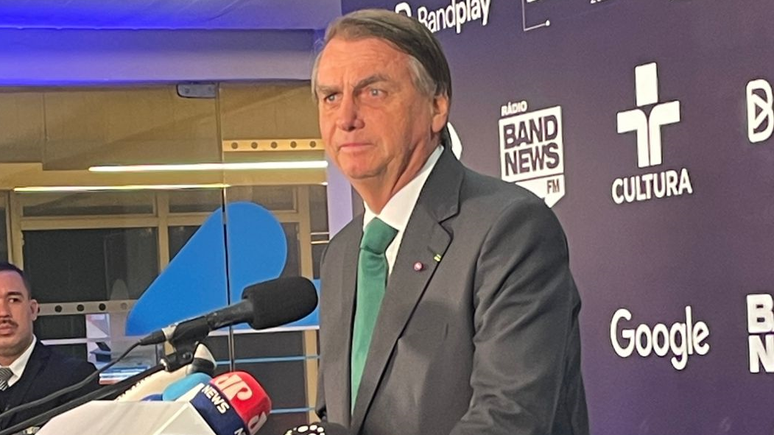 Bolsonaro durante debate na Band no domingo, 16 