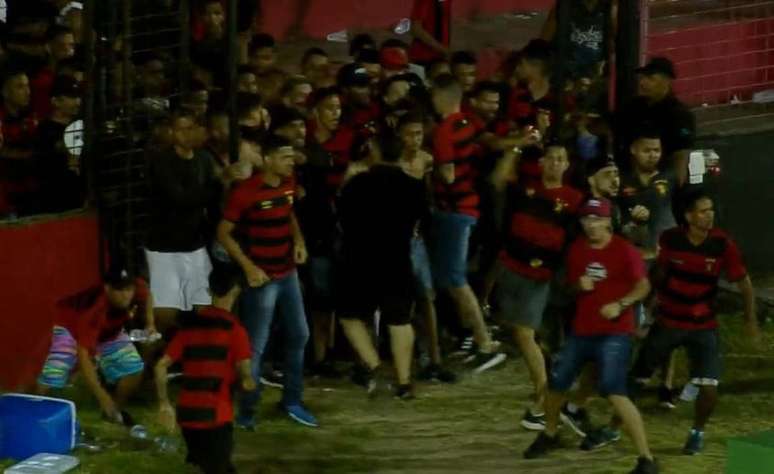 Torcedores do Sport invadiram o gramado da Ilha do Retiro.