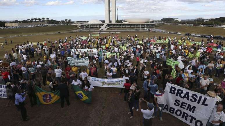 Mobilização contra o aborto em Brasília; maioria é contra ampliar legalização no Brasil