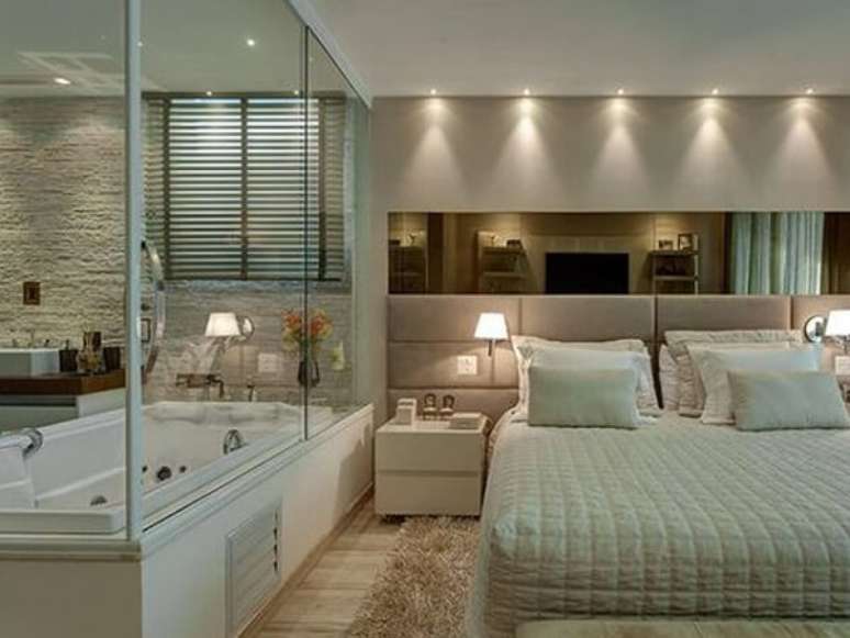 54. Quarto com banheira de hidromassagem e box de vidro &ndash; Foto Banheira SPA