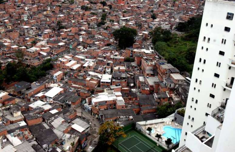 Favela faz divisa com o Morumbi, bairro de alto padrão