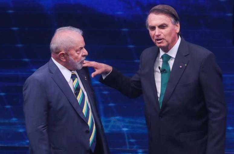 O ex-presidente Luiz Inácio Lula da Silva (PT) e o presidente Jair Bolsonaro (PL), durante o primeiro debate entre presidenciáveis do 2º turno