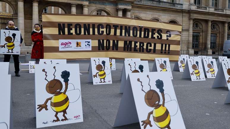 Manifestantes na França pedem que a proibição do uso de pesticidas conhecidos como neonicotinoides seja mantida