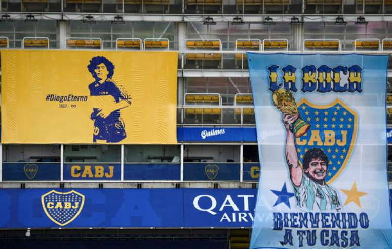 Torcida do Boca Juniors homenageando o ex-jogador Maradona