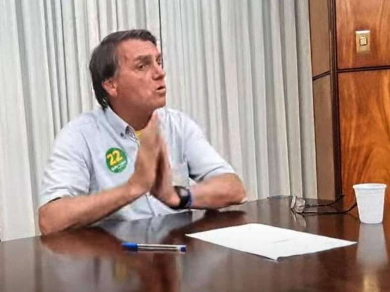 O presidente Jair Bolsonaro em live durante período eleitoral nas Eleições Federais de 2022