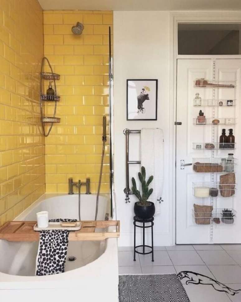 14. Projeto de banheiro com revestimento amarelo e branco &ndash; Foto Casa Casada