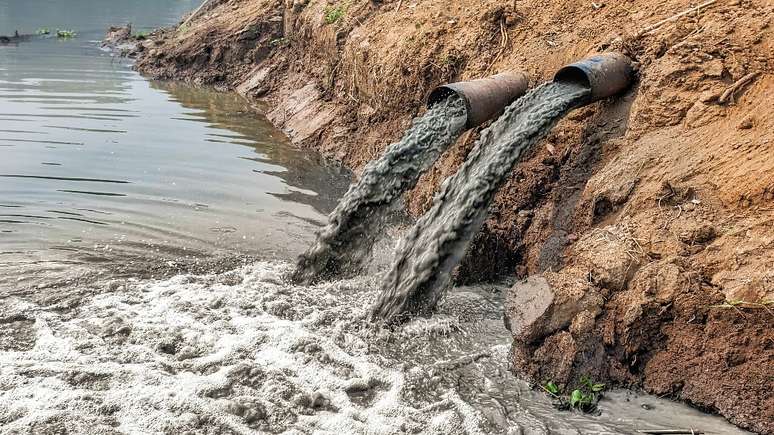 Despejo de resíduos urbanos não tratados em um rio