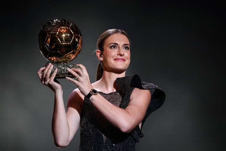 Alexia Putellas leva a Bola de Ouro no feminino (FRANCK FIFFE/AFP)