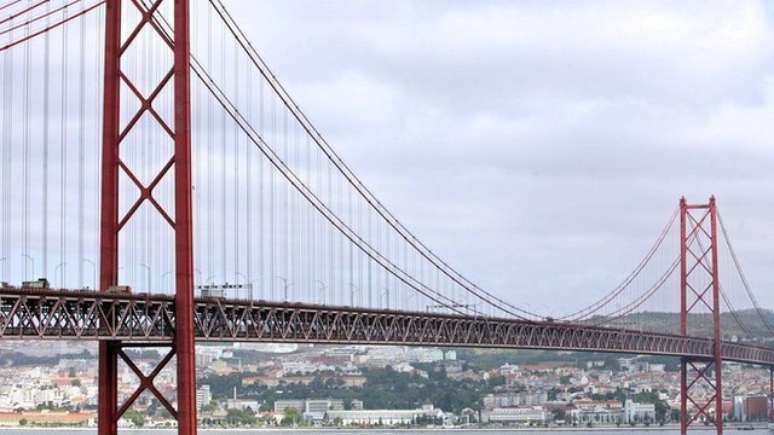 A ponte 25 de Abril, sobre o rio Tejo, nasceu chamada Salazar, mas depois ganhou a data do fim de seu regime