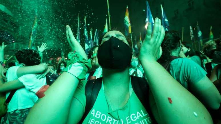 Mulher celebra legalização do aborto na Argentina, onde procedimento foi liberado até 14ª semana de gestação