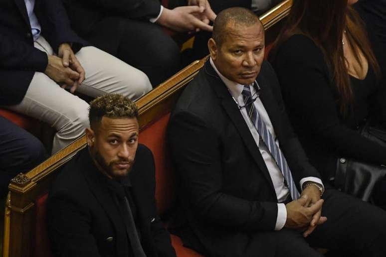 Neymar ao lado de seu pai no julgamento na Espanha (Foto: Josep Lago/AFP)