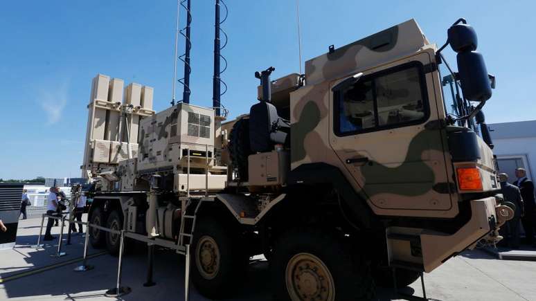 O ve&iacute;culo de radar multifuncional IRIS-T durante uma exposi&ccedil;&atilde;o em Berlim em junho de 2022