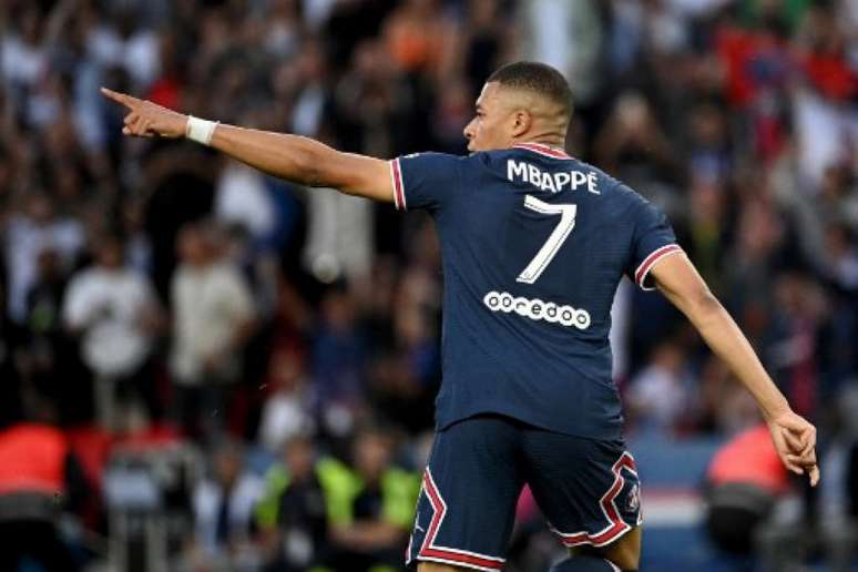 Mbappé atuou no esquema que prefere neste último domingo (Foto: Anne-Christine POUJOULAT / AFP)