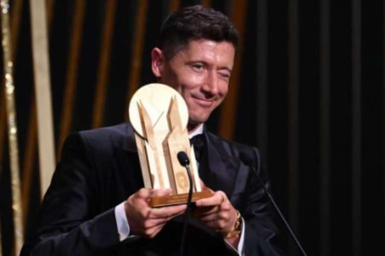 Lewandowski com o troféu Gerd Müller (Foto: FRANCK FIFE / AFP)