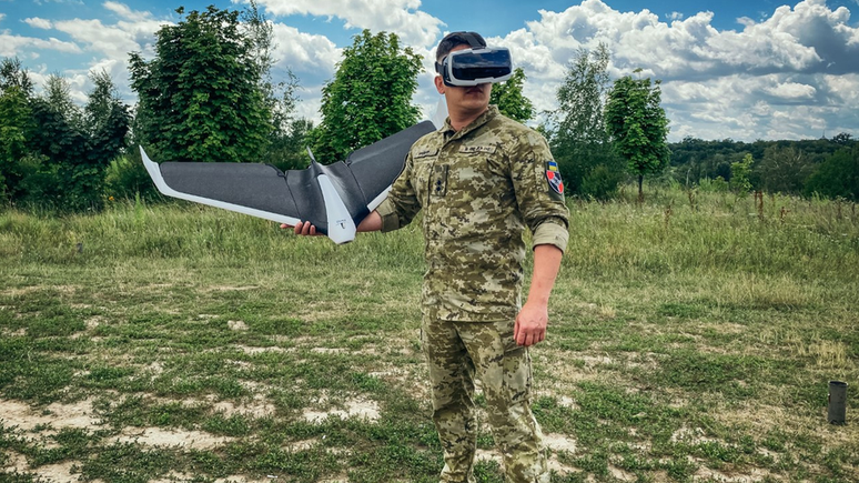 Soldado ucraniano se prepara para lançar drone