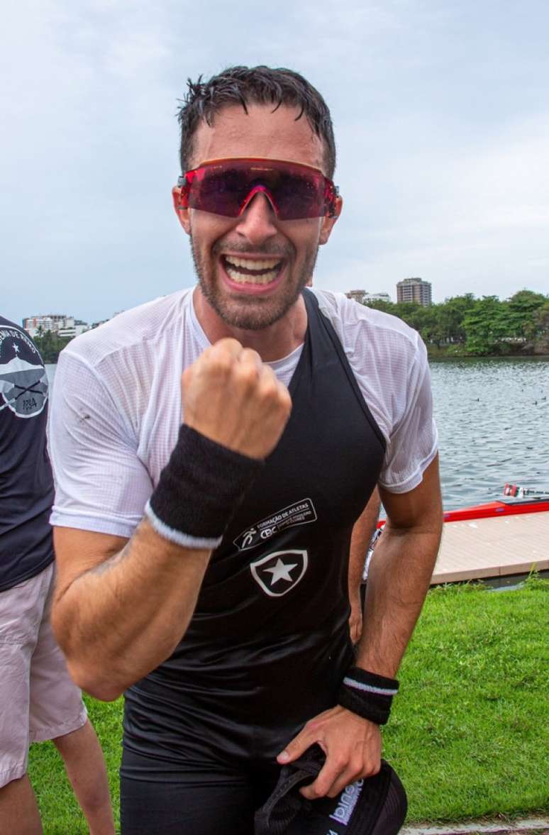 Lucas Verthein celebra a vitória do Botafogo sobre o Flamengo na Regata Estadual (Wallace Lima)