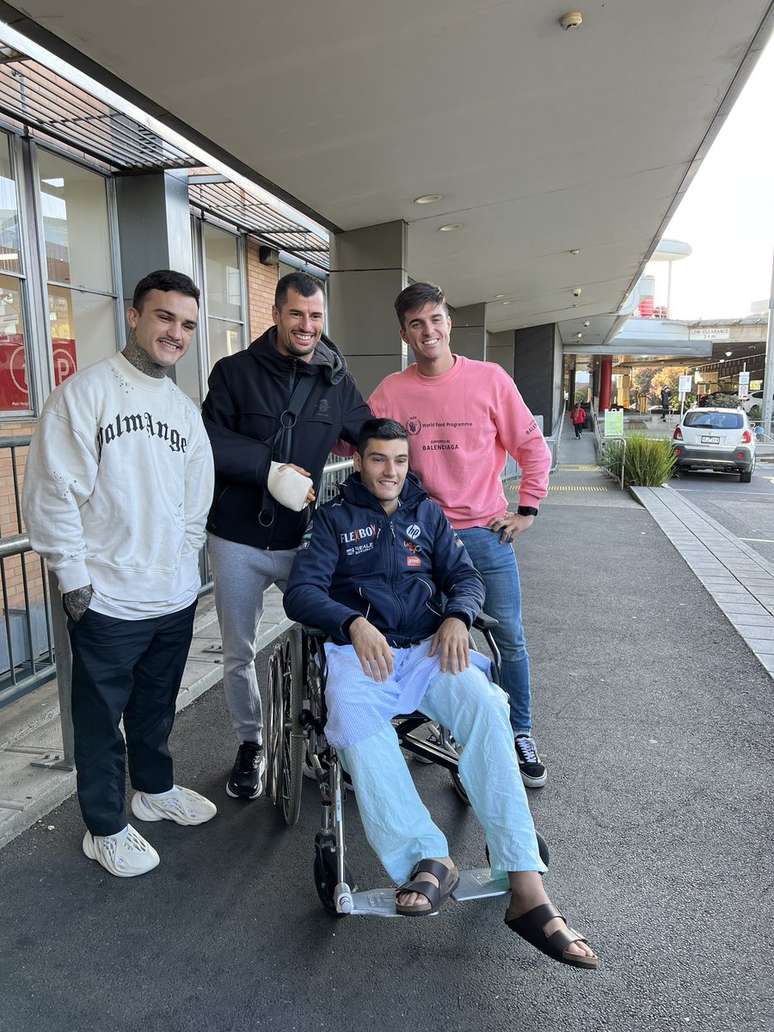 Arón Canet, Simone Corsi e Marcos Ramírez posam com Jorge Navarro após a operação 