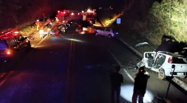 Sete pessoas morrem em acidente com quatro carros em Ouro Preto 