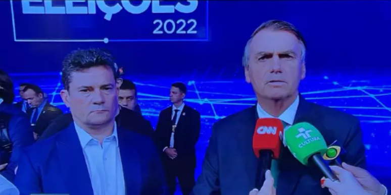 Bolsonaro dá entrevista ao lado de Moro, após debate