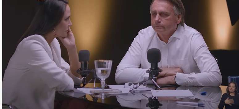 No horário eleitoral, Carla ouviu Bolsonaro relatar o amor pela filha e chorar de emoção