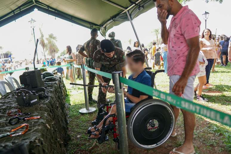 O município de Uberaba divulgou fotos do evento de Dia das Crianças que mostram menores próximos a estandes que expõem armamentos