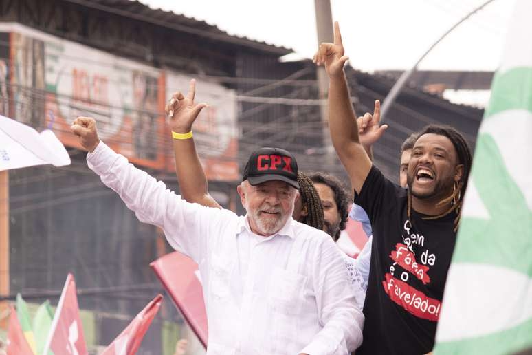 Lula em campanha no Complexo do Alemão no último dia 12 de outubro