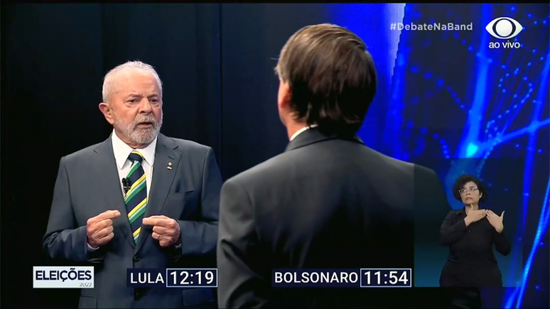 Lula e Bolsonaro durante debate na noite deste domingo