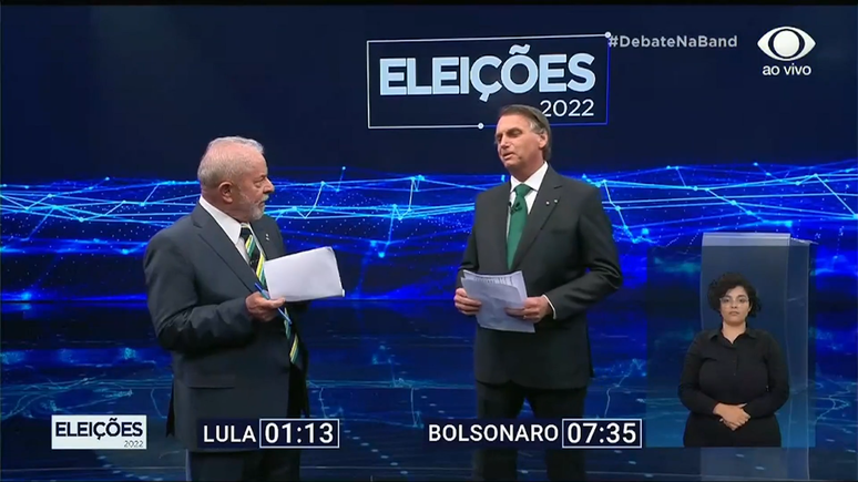 Lula e Bolsonaro durante o debate de Band, neste domingo
