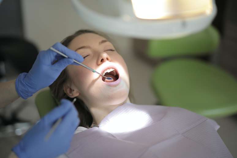 São diversas as razões para um dente ficar mole na fase adulta