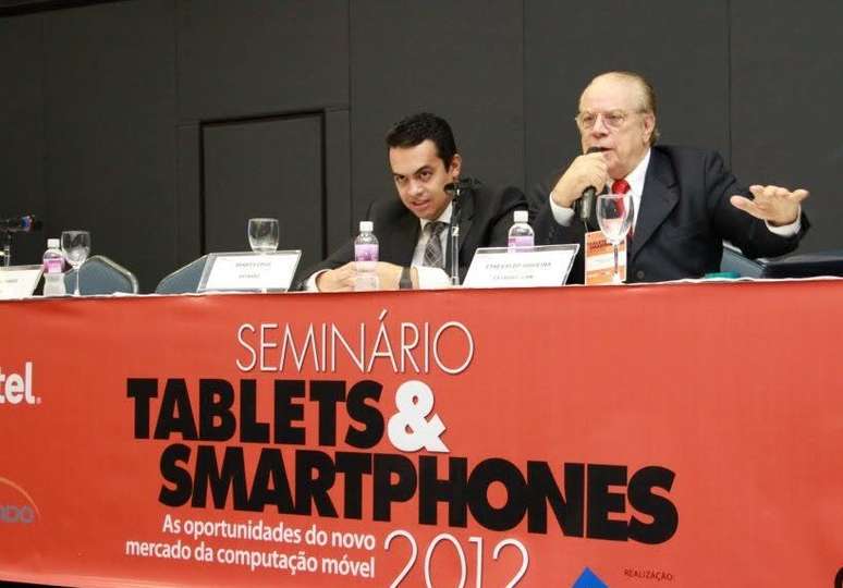 Ethevaldo Siqueira (dir.) em seminário em 2012, ao lado de Renato Cruz