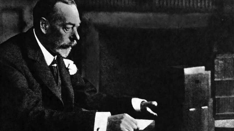 Rei George 5&ordm; transmitiu primeira mensagem real de Natal