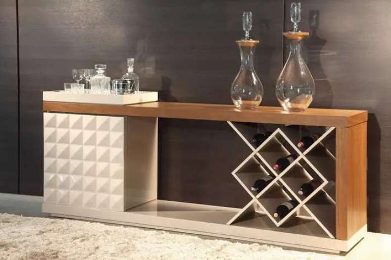 61. M&oacute;vel funcional com suporte de garrafas utilizado como barzinho para sala. Fonte: Habitissimo