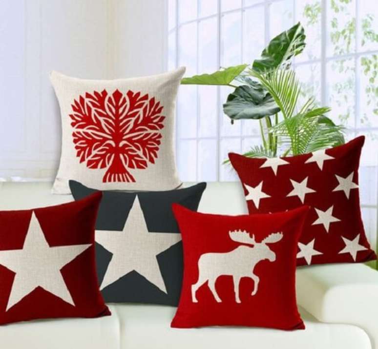 56. Almofadas de Natal com diferentes tons e estampas. Fonte: Amazon