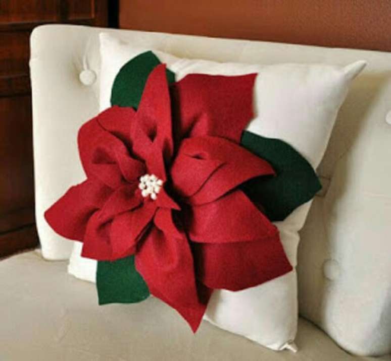 51. Decore a casa com almofadas de Natal feitas com flores de feltro gigante. Fonte: Casa Decorada