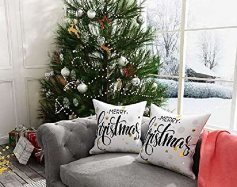 28. Sala de estar com &aacute;rvore grande e almofadas de Natal. Fonte: Decoratorist