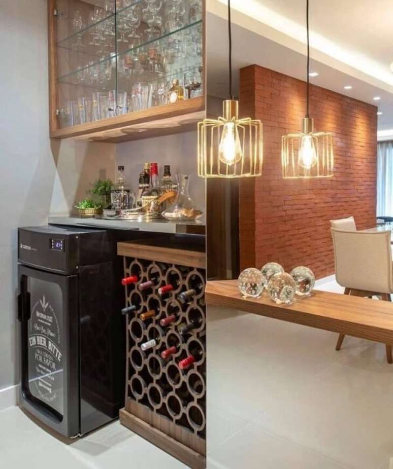 82. Barzinho para sala com mini geladeira. Fonte: Faccio Arquitetura