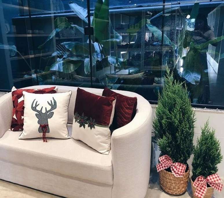 76. Sof&aacute; branco com almofadas de natal. Fonte: For Home Almofadas