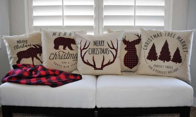 70. Conjunto de almofadas de Natal com estampas e frases. Fonte: Etsy