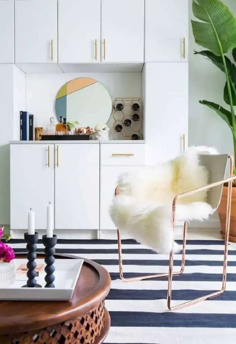 49. Barzinho para sala simples e super discreto montado sobre o m&oacute;vel. Fonte: Decor F&aacute;cil