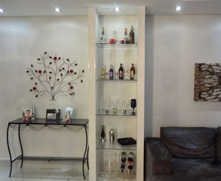 23. Barzinho com prateleiras em vidro. Fonte: Mobly