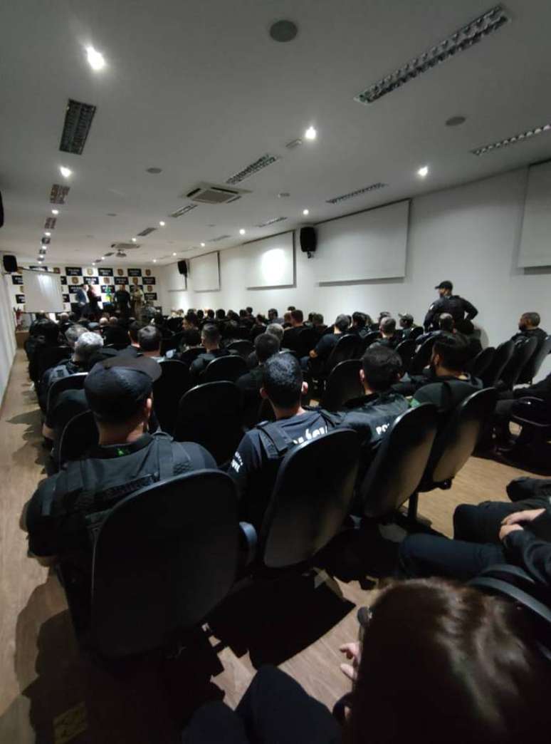 Policiais Civis durante a preparação para a Operação Per Saltum, que cumpria mandados de prisão e busca e apreensão em cidades dos estados de São Paulo, Piauí e Goiás.