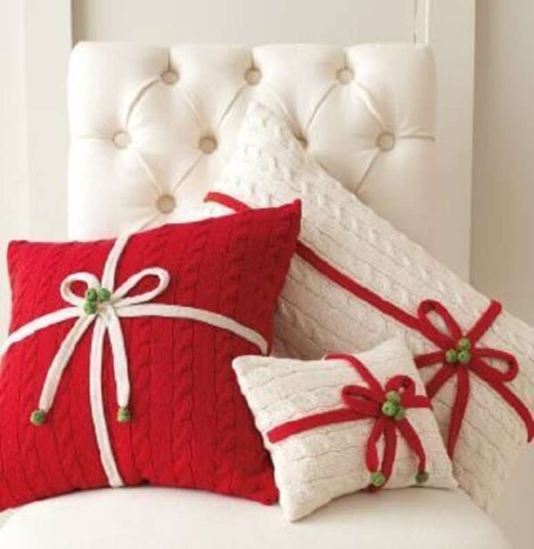 13. Almofada personalizada de Natal em tons de branco e vermelho. Fonte: Mam&atilde;e Hilete