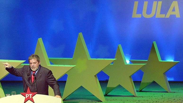 Lula usando as cores do Brasil e a estrela vermelha do PT em 2002, durante sua quarta campanha para a presid&ecirc;ncia