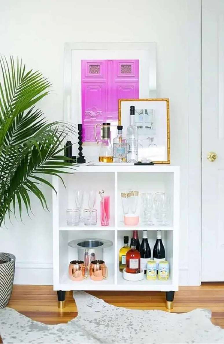 59. M&oacute;vel com nichos serve de barzinho para sala. Fonte: Casa Claudia